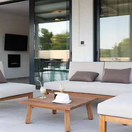 Haven House With Pool And Jacuzzi Villa