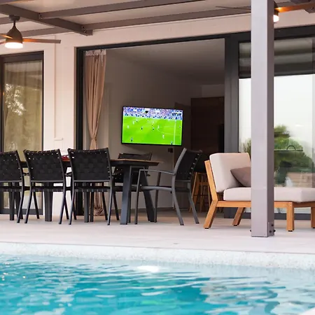 Haven House With Pool And Jacuzzi